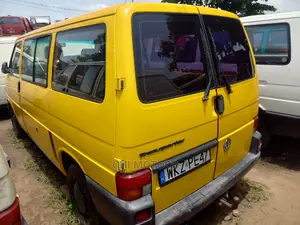 Volkswagen Transporter 2004 Yellow