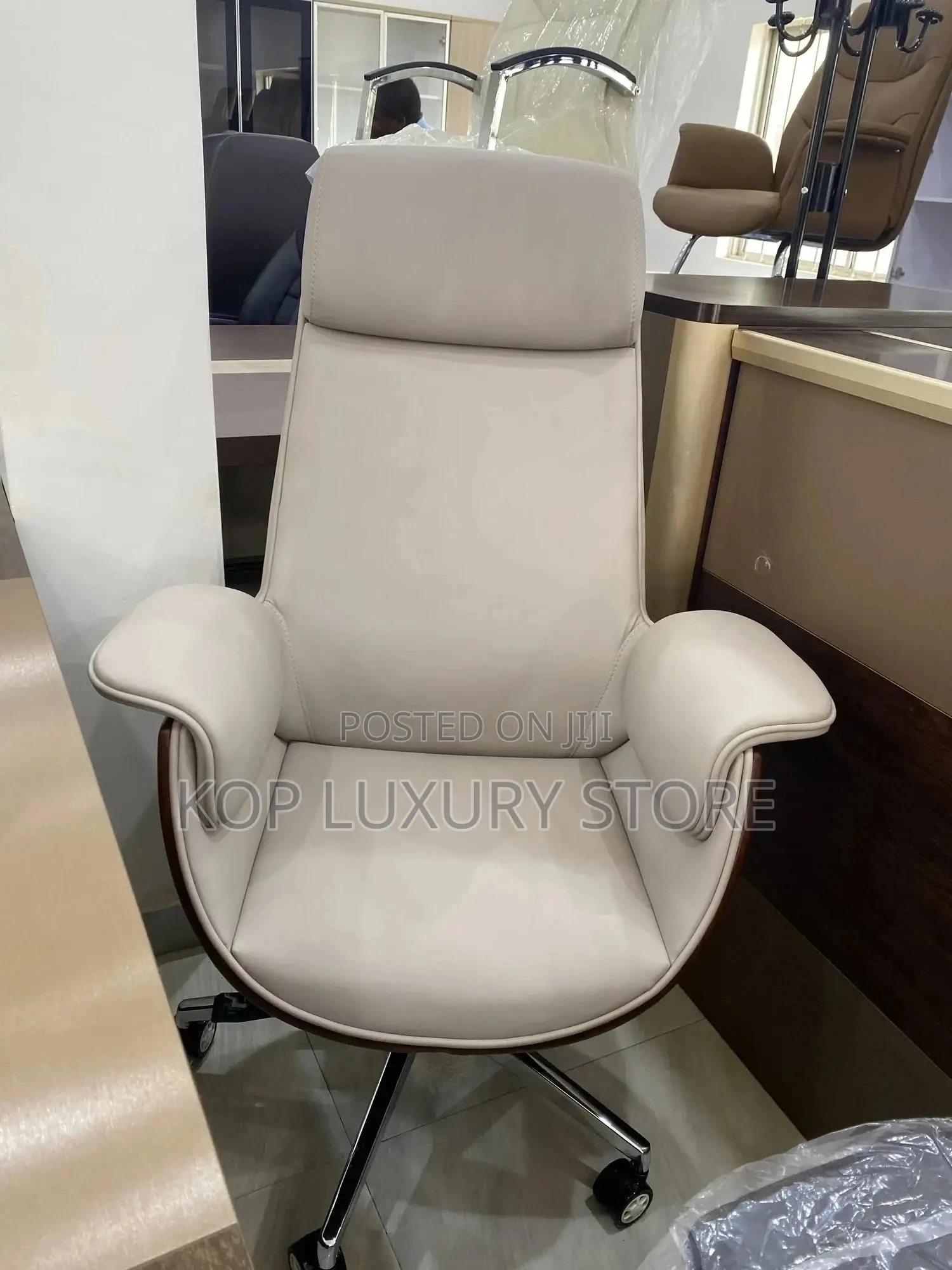Quality Executive Leather Swivel Office Chair.
