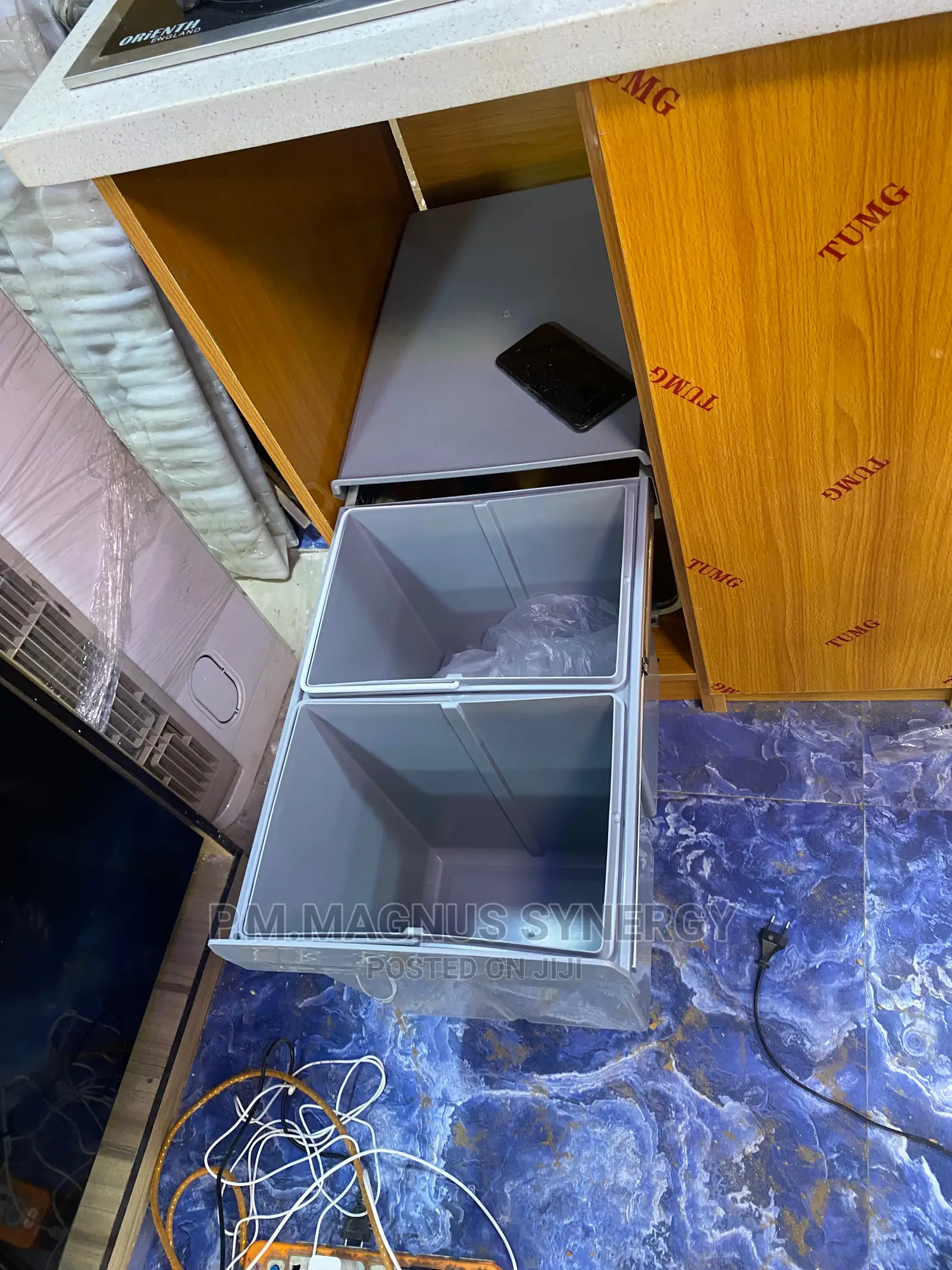Cabinet Inbuilt West Bin.