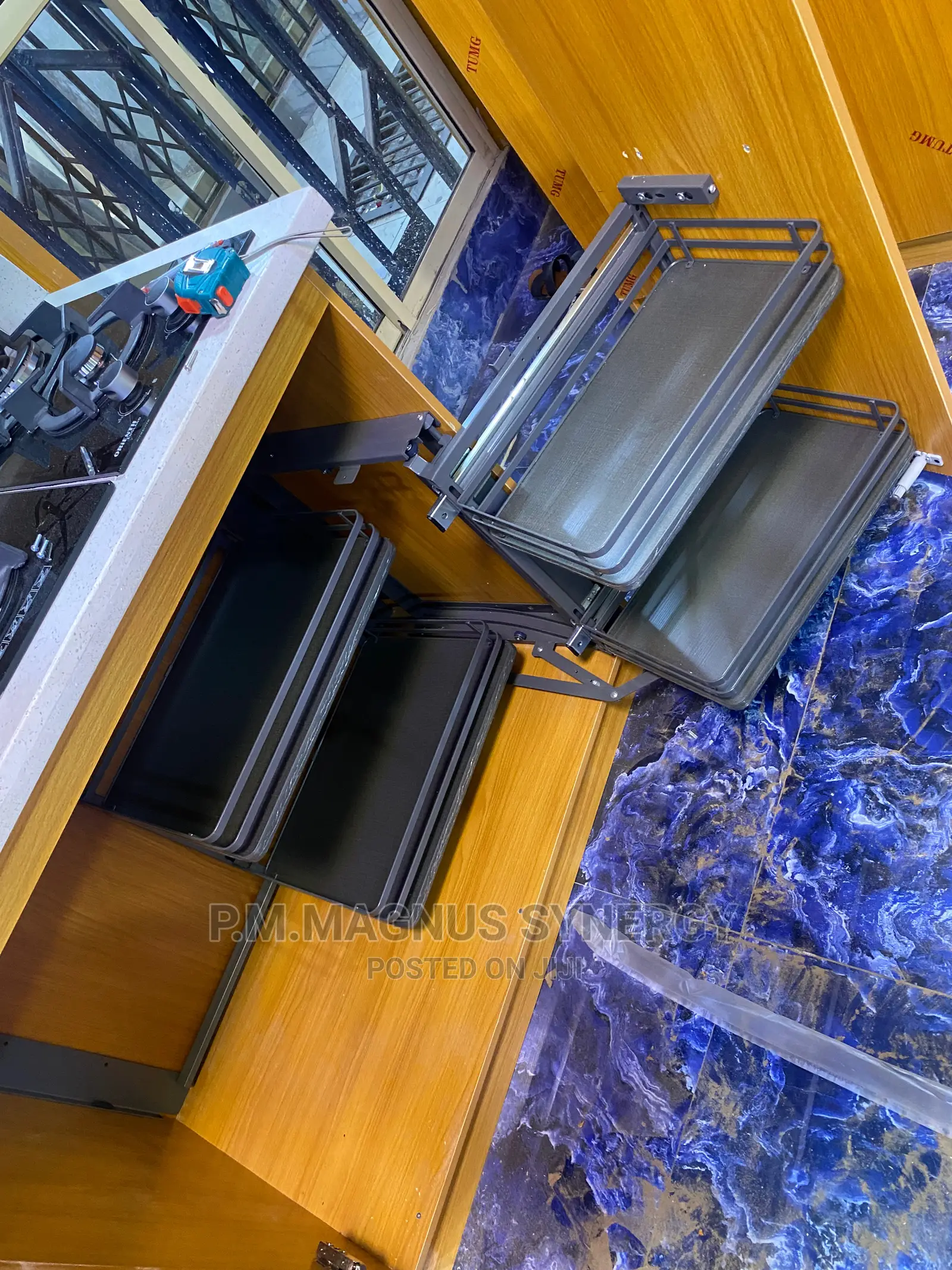 Cabinet Inbuilt West Bin.