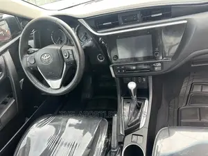 Toyota Corolla XLE (1.8L 4cyl 2A) 2018 Black