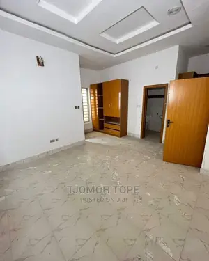 Pop Celine Design and Wall Screeding