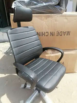 Quality Executive Swivel Leather Office Arm Chair.