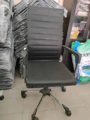 Quality Executive Swivel Leather Office Arm Chair.