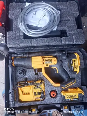 Dewalt Cordless Pressure Washing Machine