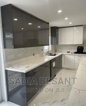 Contemporary Kitchen Furnishing With Accessories