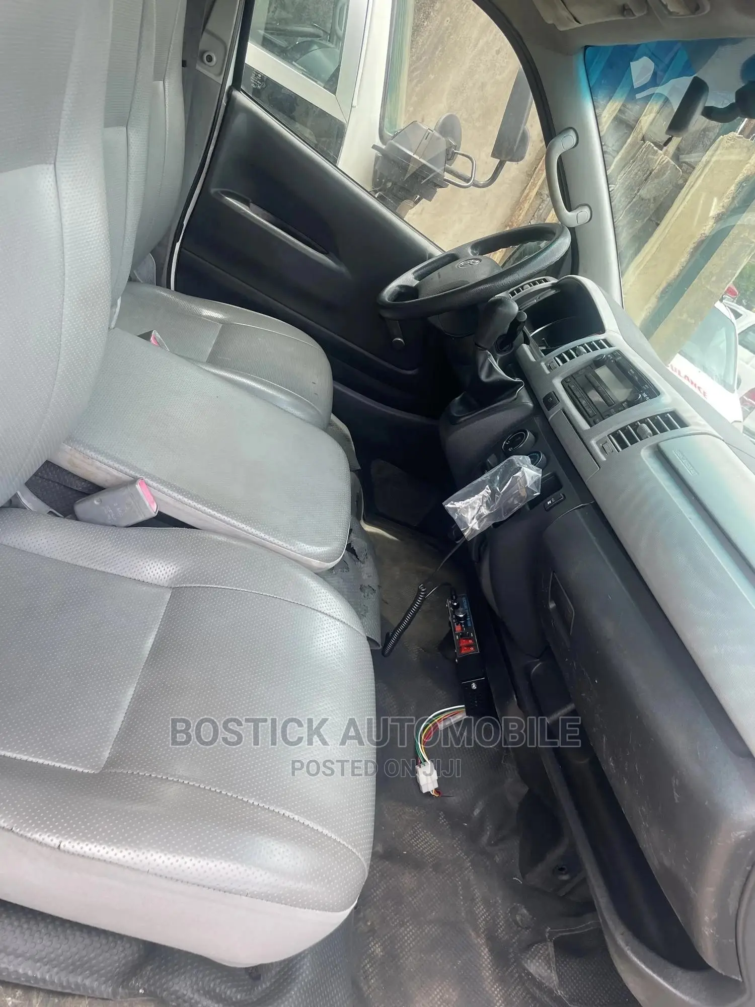 Toyota HiAce 2014 White
