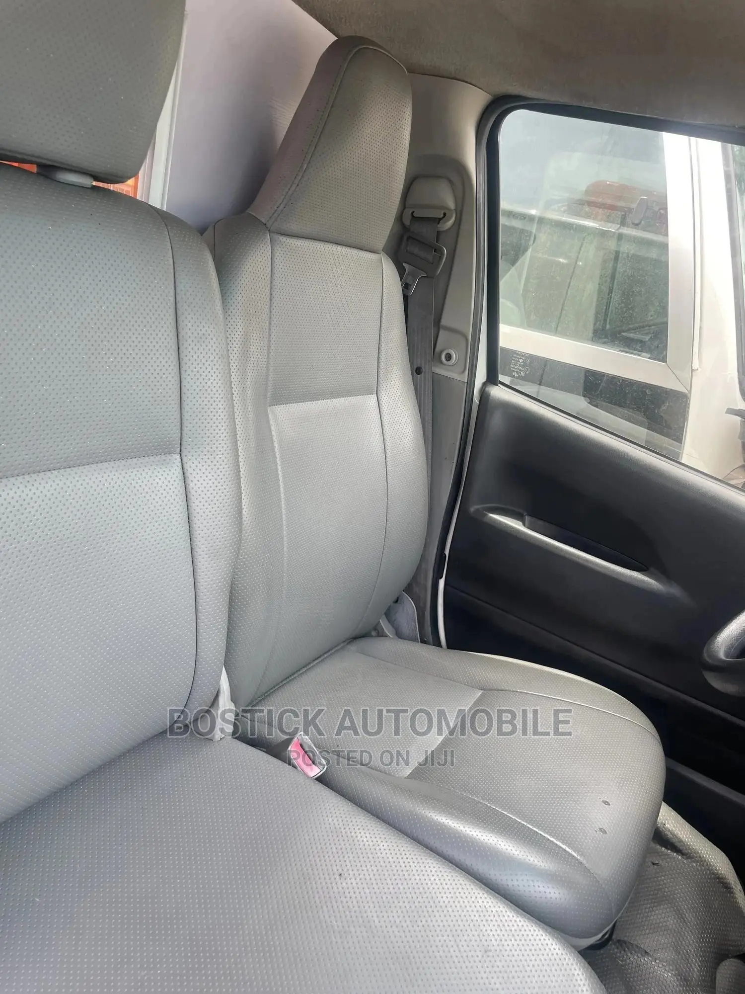 Toyota HiAce 2014 White