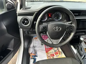Toyota Corolla SE (1.8L 4cyl 6M) 2018 White