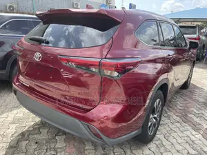 Toyota Highlander XLE 2022 Red