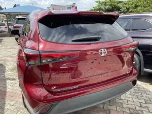 Toyota Highlander XLE 2022 Red