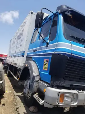 M/Benz Truck 10bolits 6tyers Container Body 1217 Model