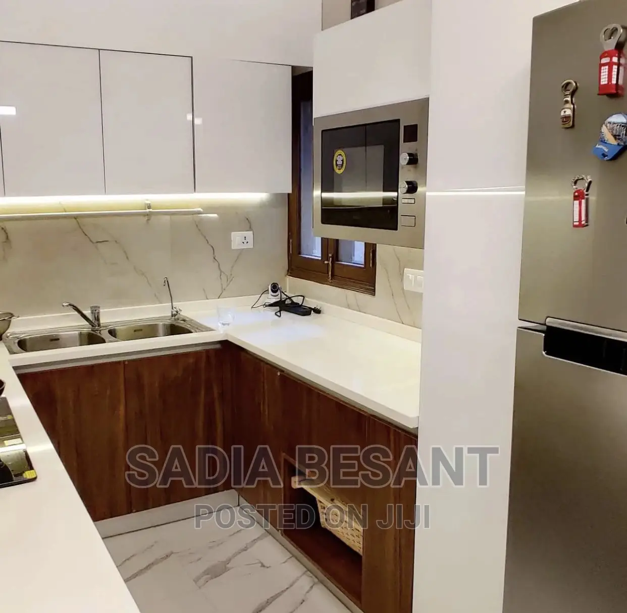 Contemporary Kitchen Design With Accessories
