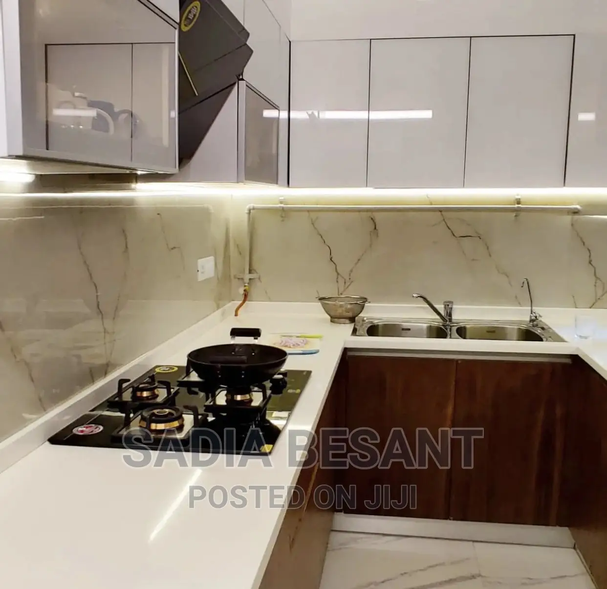 Contemporary Kitchen Design With Accessories