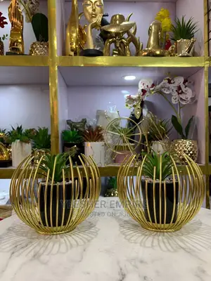 Round Caged Flower
