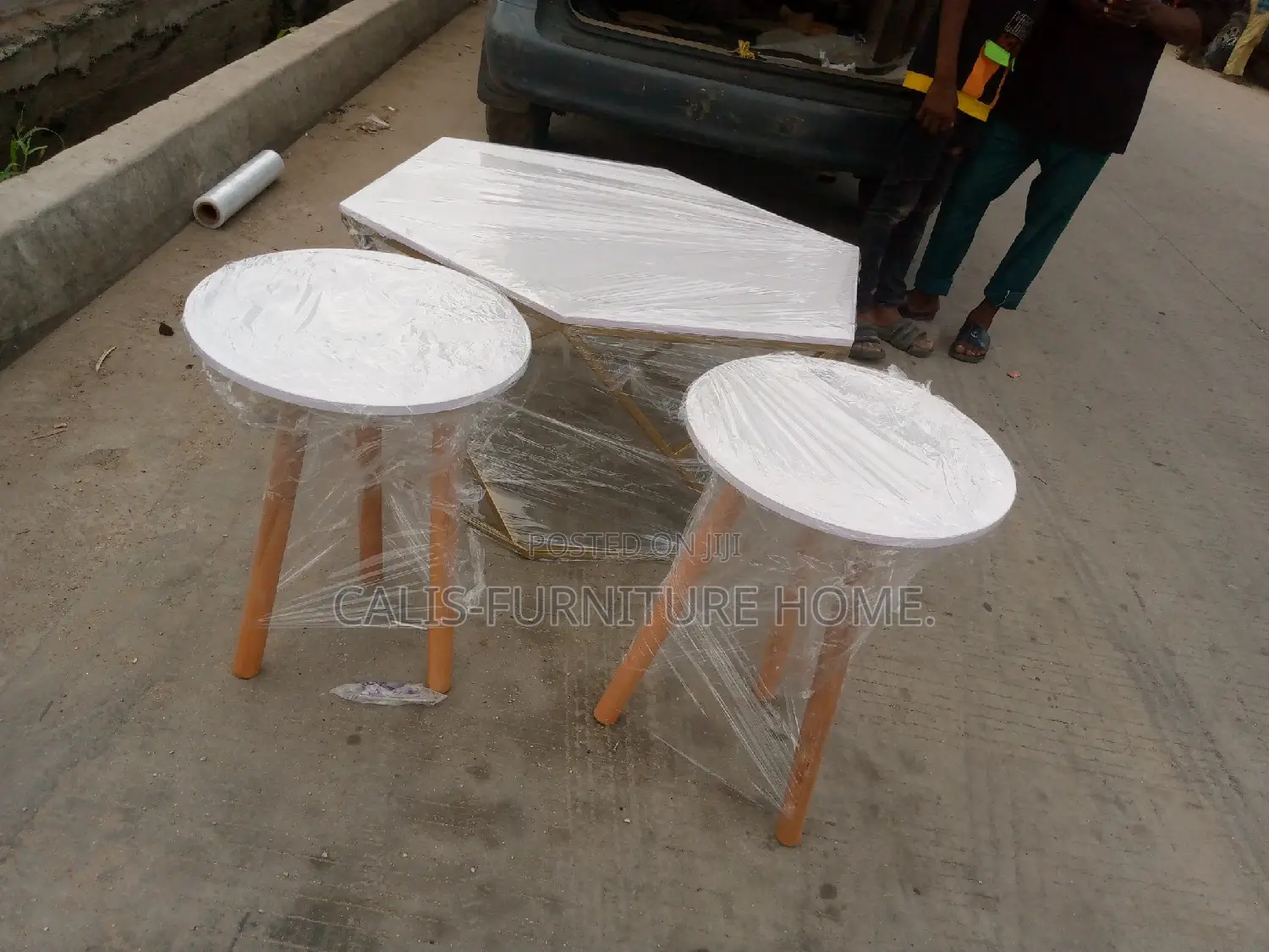 Center Table With 2 Side Stool