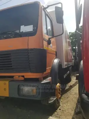 M/Benz Truck Container Body 10bolits 10tyers 2422 Model