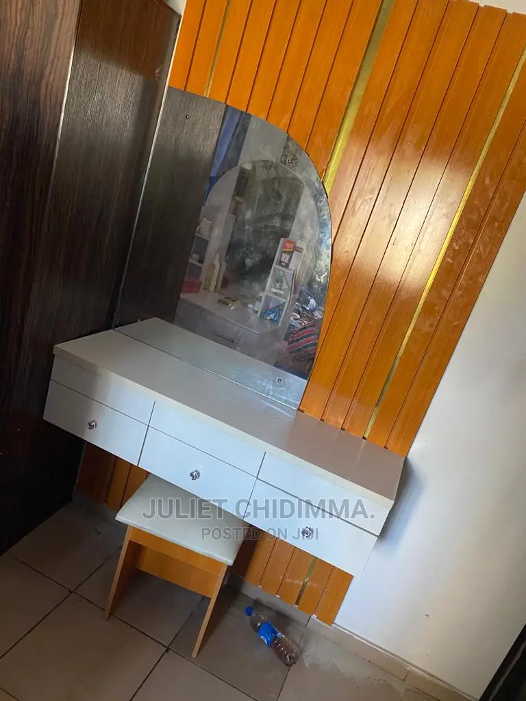 A Quality Mirror Console
