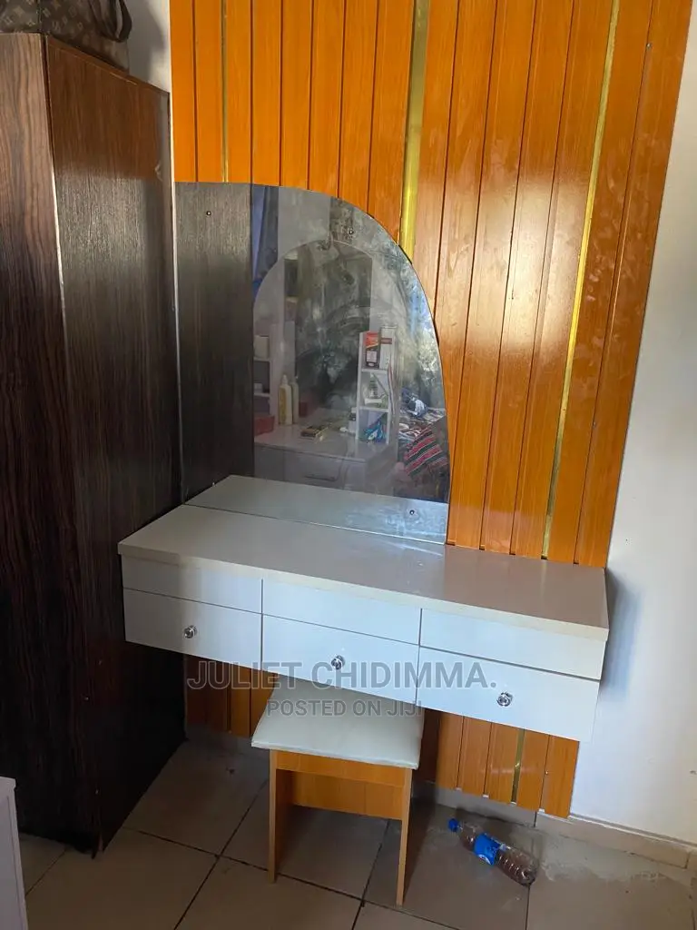 A Quality Mirror Console