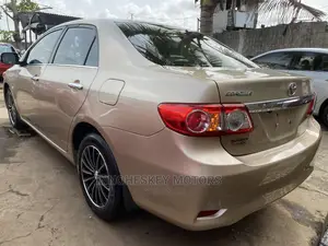 Toyota Corolla 2013 Gold