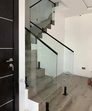 10mm Clare Glass Installed With Spigot