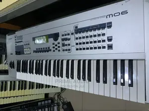 Yamaha MO6 Synthesizer Keyboard