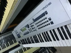 Yamaha MO6 Synthesizer Keyboard