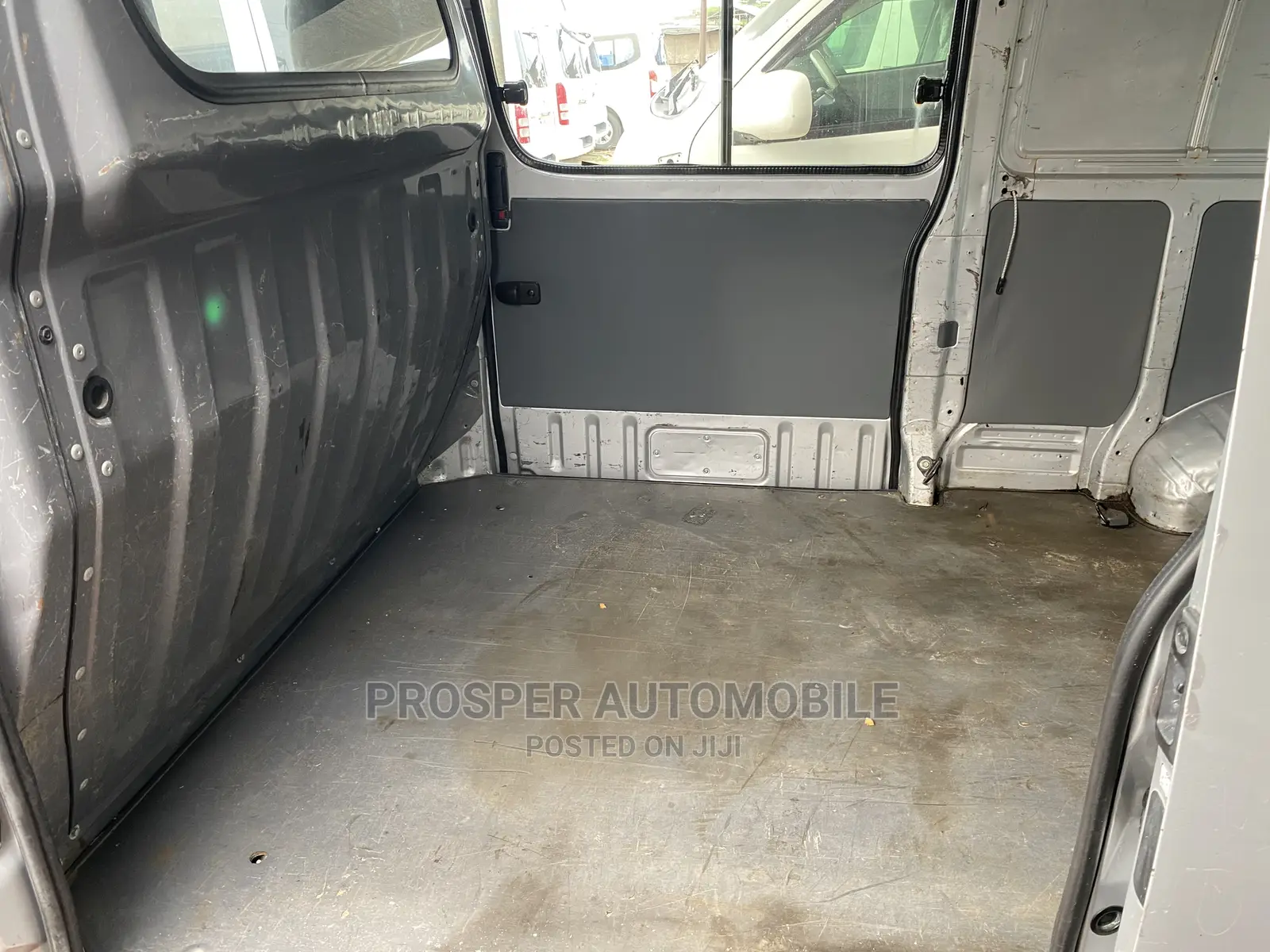 Toyota HiAce 2005 White