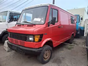Mercedes-Benz Tourismo 2000 Red