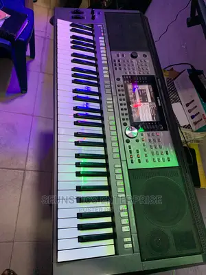 Quality Yamaha PSR S970 Keyboard/Piano