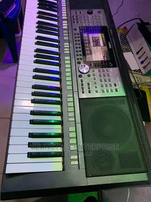 Quality Yamaha PSR S970 Keyboard/Piano