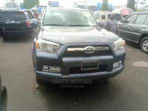 Toyota 4-Runner SR5 4X4 2013 Blue