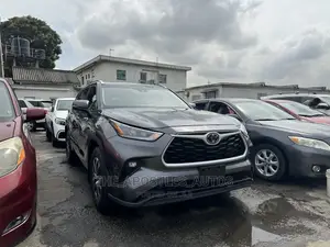Toyota Highlander XLE 2021 Gray