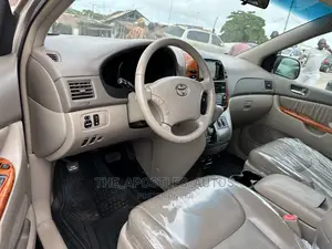 Toyota Sienna XLE AWD 2006 Gold