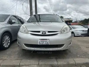 Toyota Sienna LE 2009 Silver