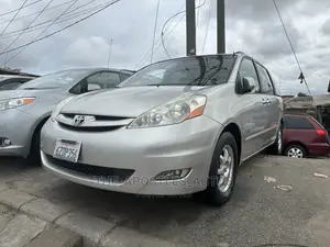 Toyota Sienna LE 2009 Silver