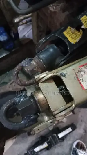 Car Whining Jack (Tokunbo) Medium
