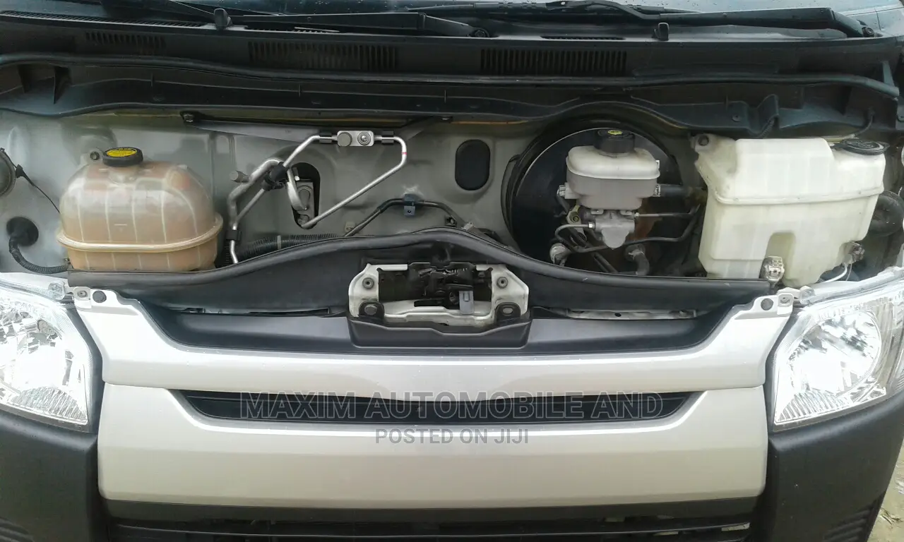Toyota HiAce 2012 White