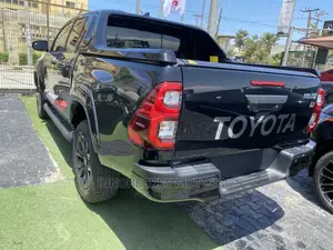 New Toyota Hilux 2022 Black