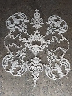 Wall Cornice and Flowery Accessories