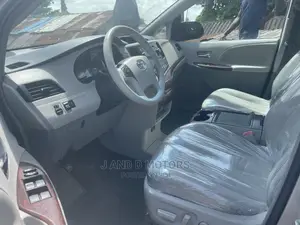 Toyota Sienna 2014 Silver