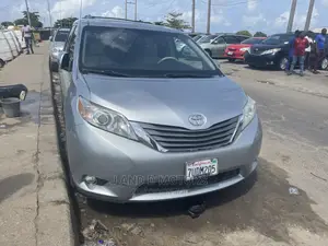 Toyota Sienna 2014 Silver