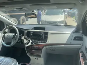 Toyota Sienna 2014 Silver