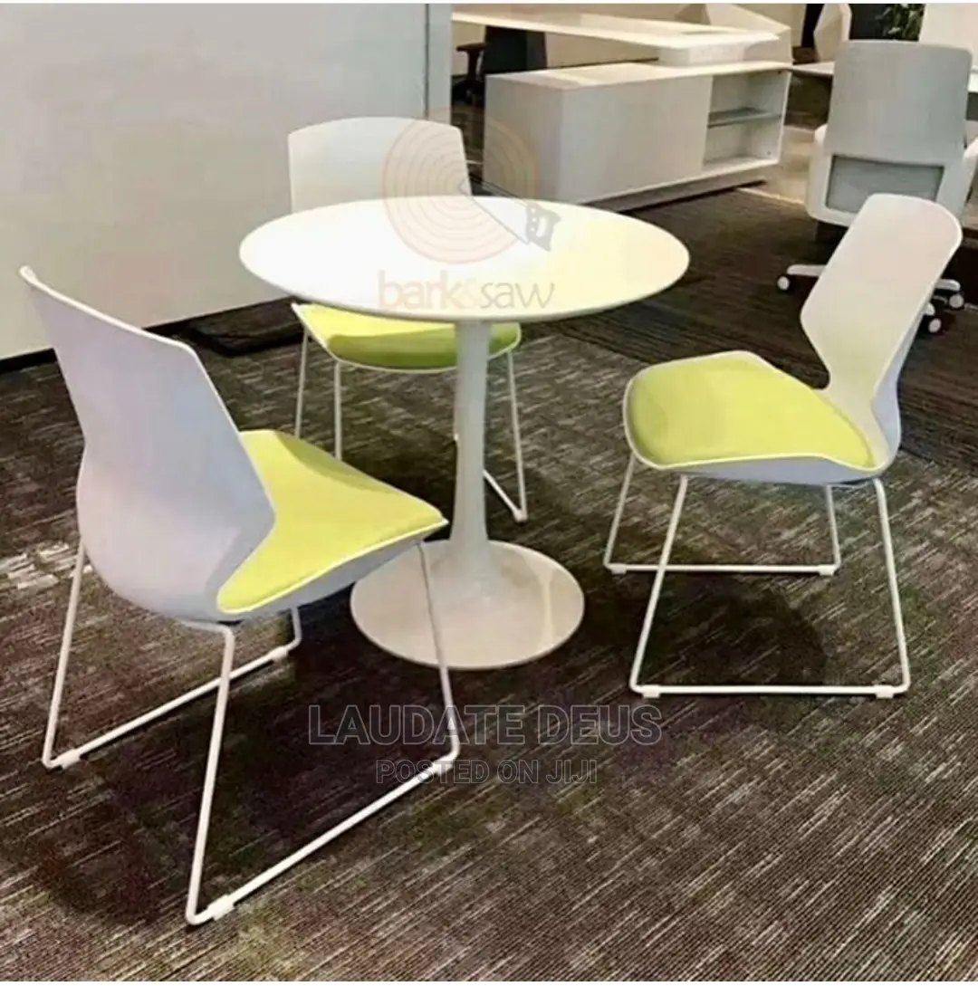 Contemporary Classic Round Dining Table With 3 Seaters