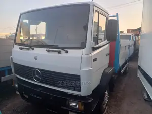 Mercedes Truck 814 22feet White