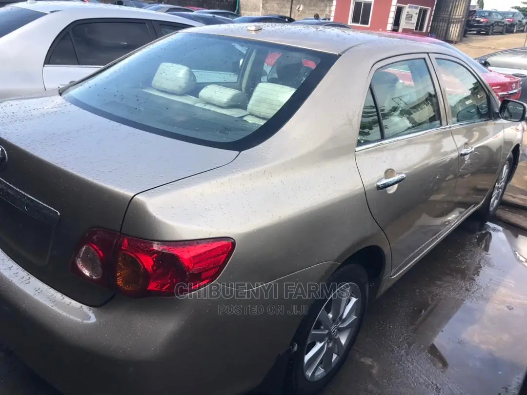 Toyota Corolla 2011 Gold