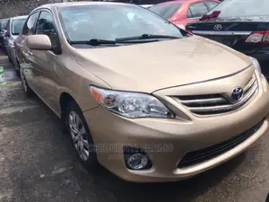 Toyota Corolla LE 4dr Sedan (1.8L 4cyl 4A) 2013 Gold