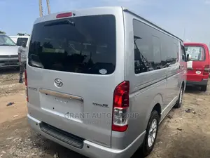 Toyota HiAce 2010 Silver