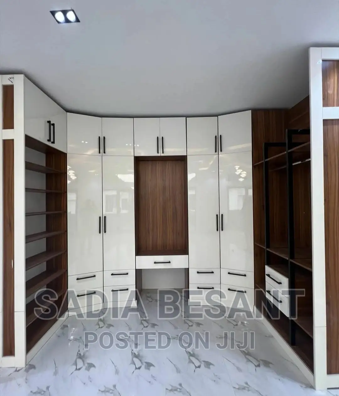 Exquisite Walk-in Closet Interior Design