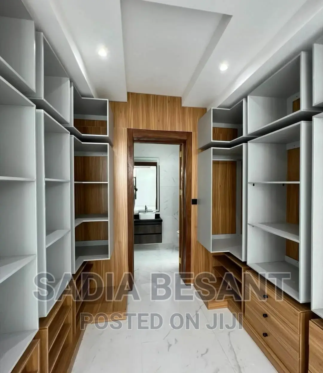 Exquisite Walk-in Closet Interior Design